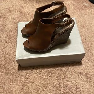 Never worn, and gorgeous !